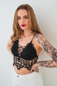 X258 Czarny elegancki top koronkowy z odkrytymi plecami - krótka ażurowa bluzka damska z gipiury UNI