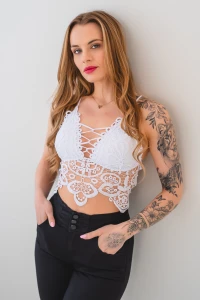 X259 Biały elegancki top koronkowy z odkrytymi plecami - krótka ażurowa bluzka damska z gipiury UNI
